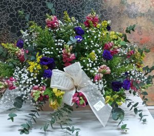 caja de madera con flor primaveral de temporada 70€